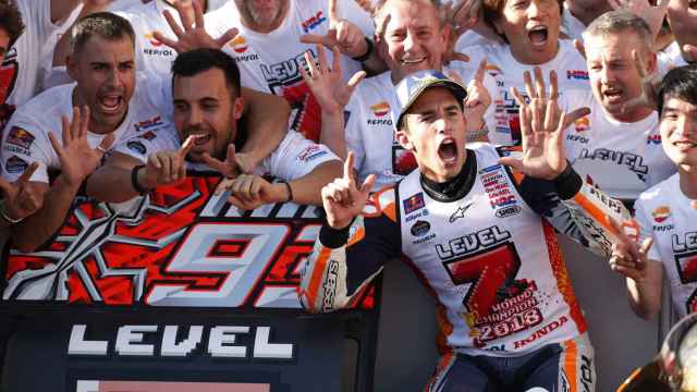 Marc Márquez celebra con los integrantes de su equipo su séptimo título de campeón del mundo