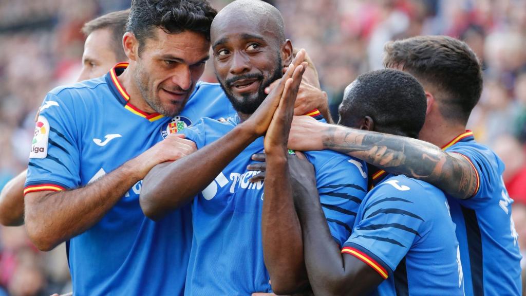 Foulquier celebra su gol al Rayo Vallecano junto a compañeros del Getafe