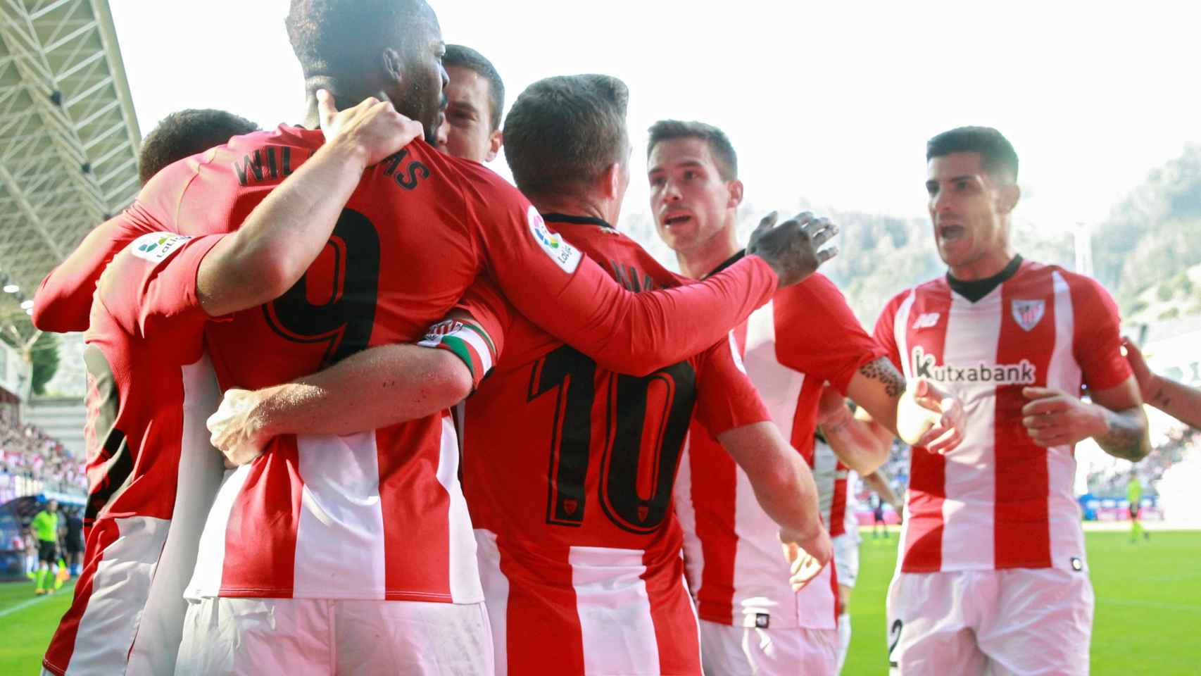 Iñaki Williams celebra junto al resto del equipo un gol ante el Eibar.