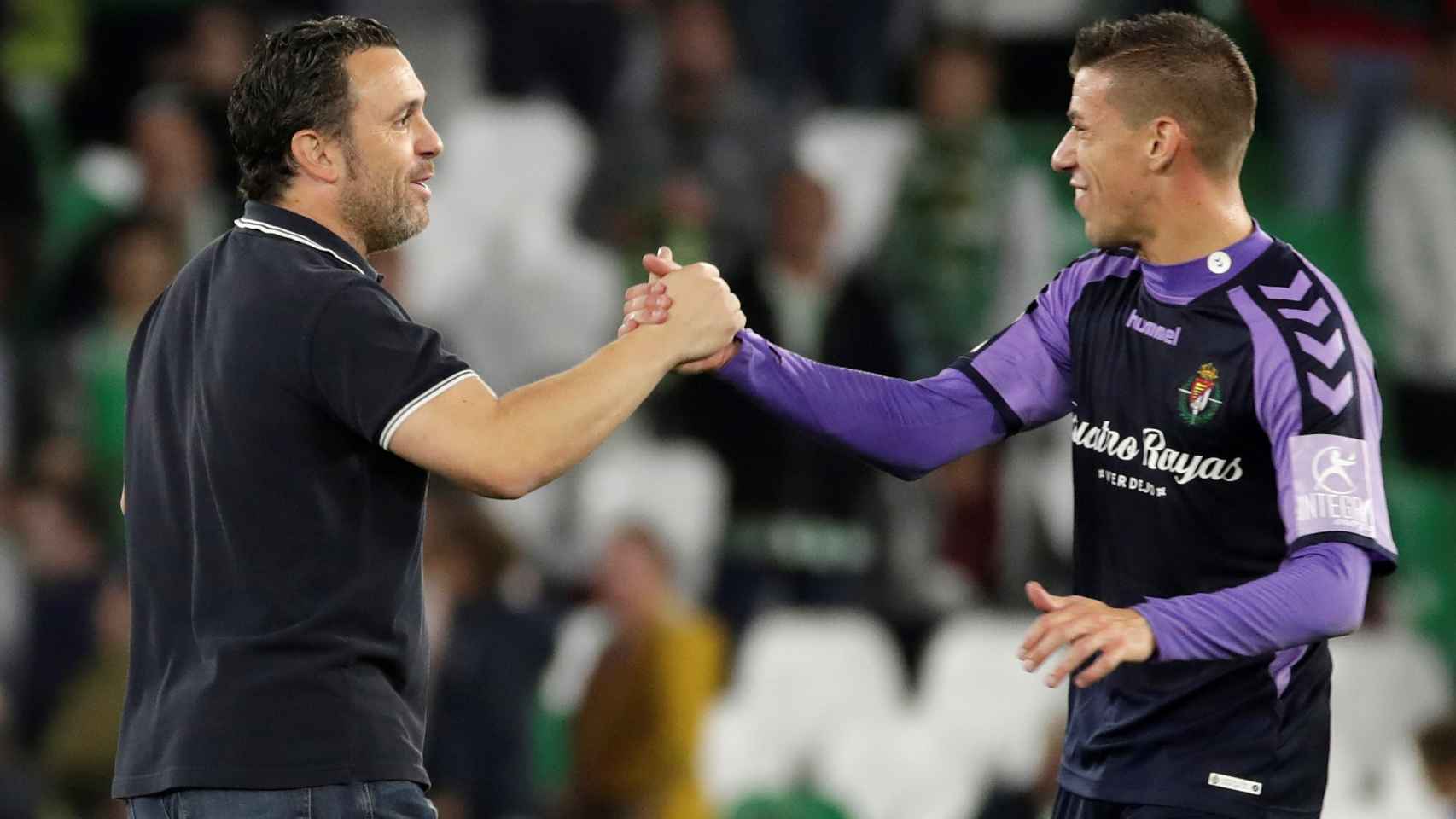 Sergio González felicita a Rubén Alcaraz tras marcar un gol.