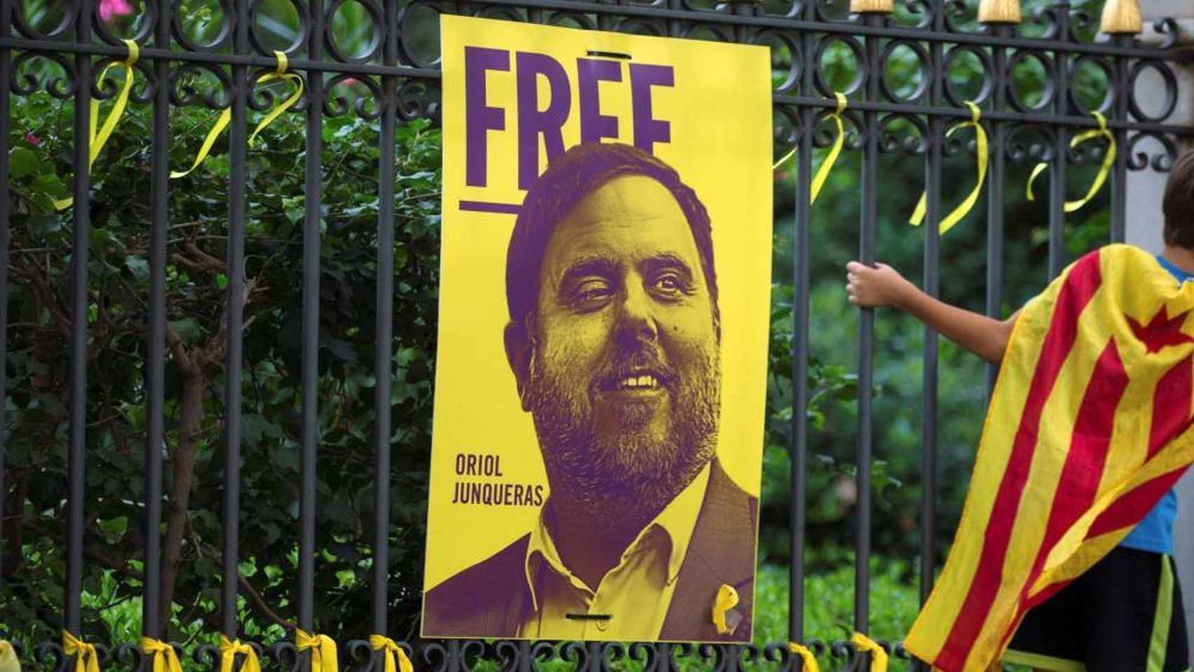 Un cartel pide la libertad de Oriol Junqueras .