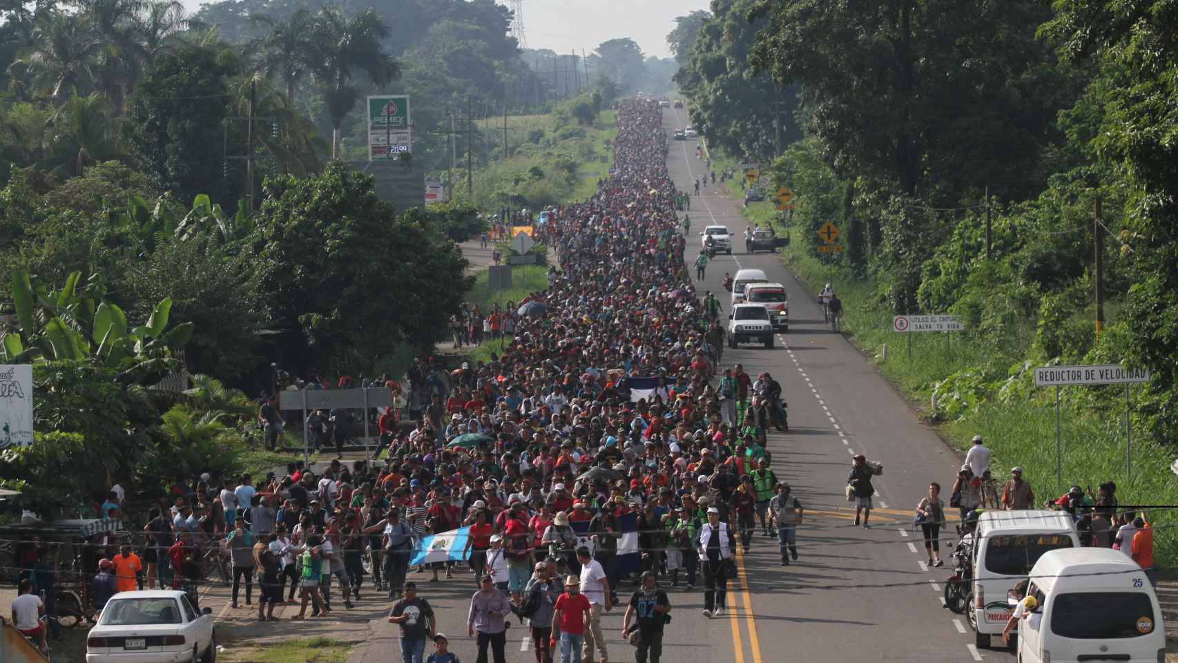 Migrantes caminan hacia Tapachula, paso obligado hacia la frontera con Estados Unidos.