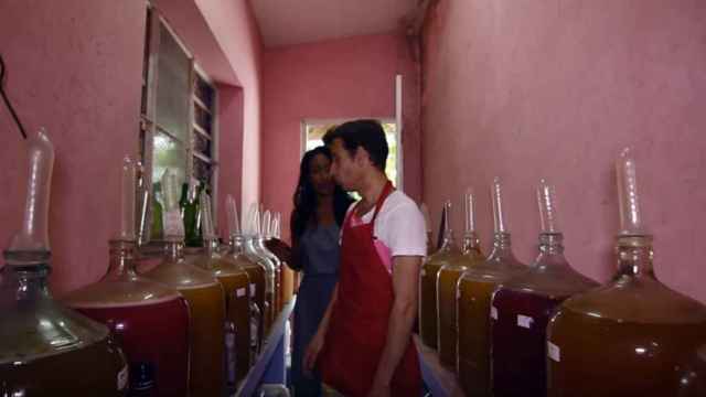 El cubano que fabrica vino con condones