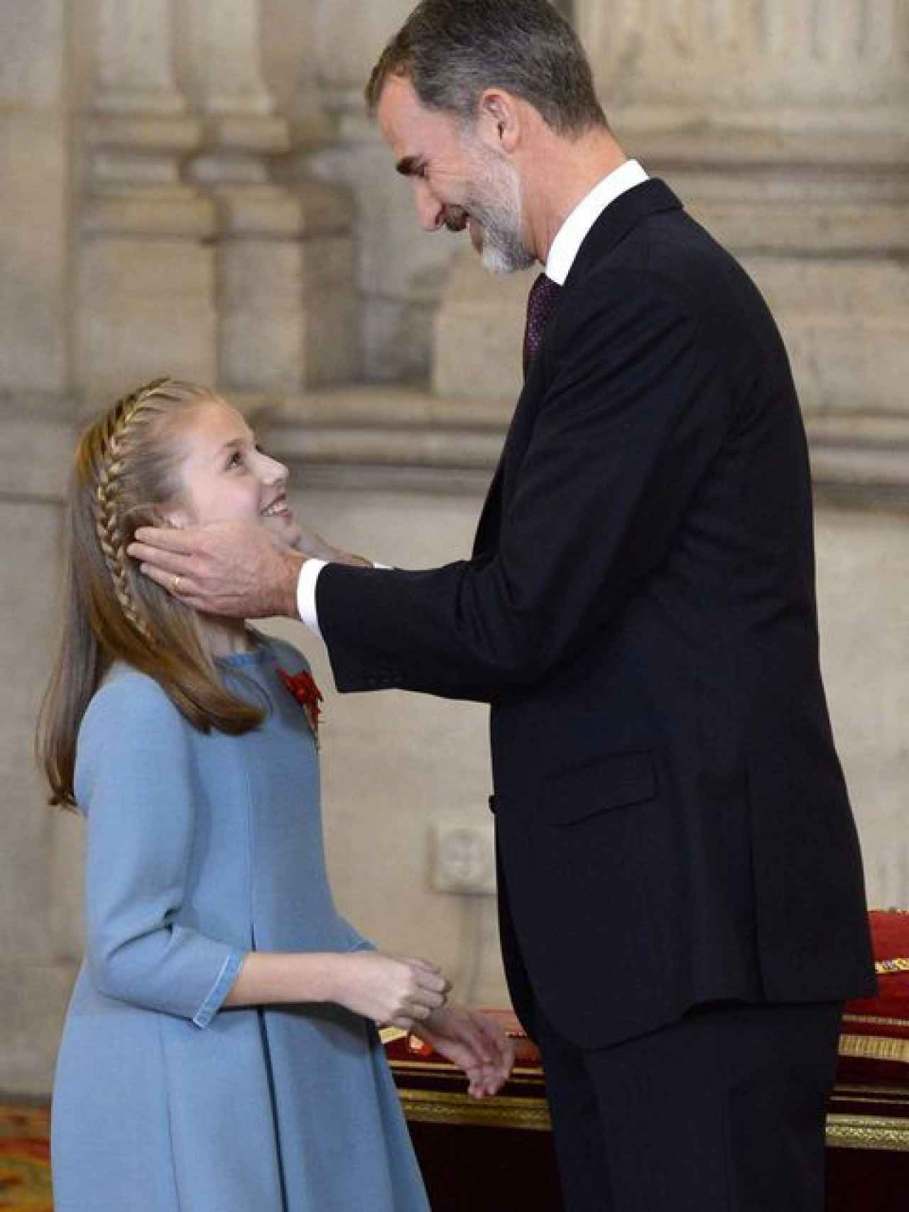 El rey Felipe VI impone el Toisón de Oro a su hija, la princesa Leonor, en su 50 cumpleaños.