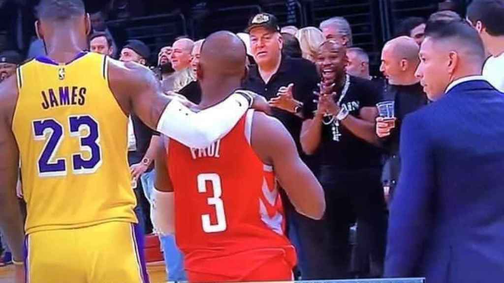 La reacción de Mayweather a la pelea en el Lakers - Rockets