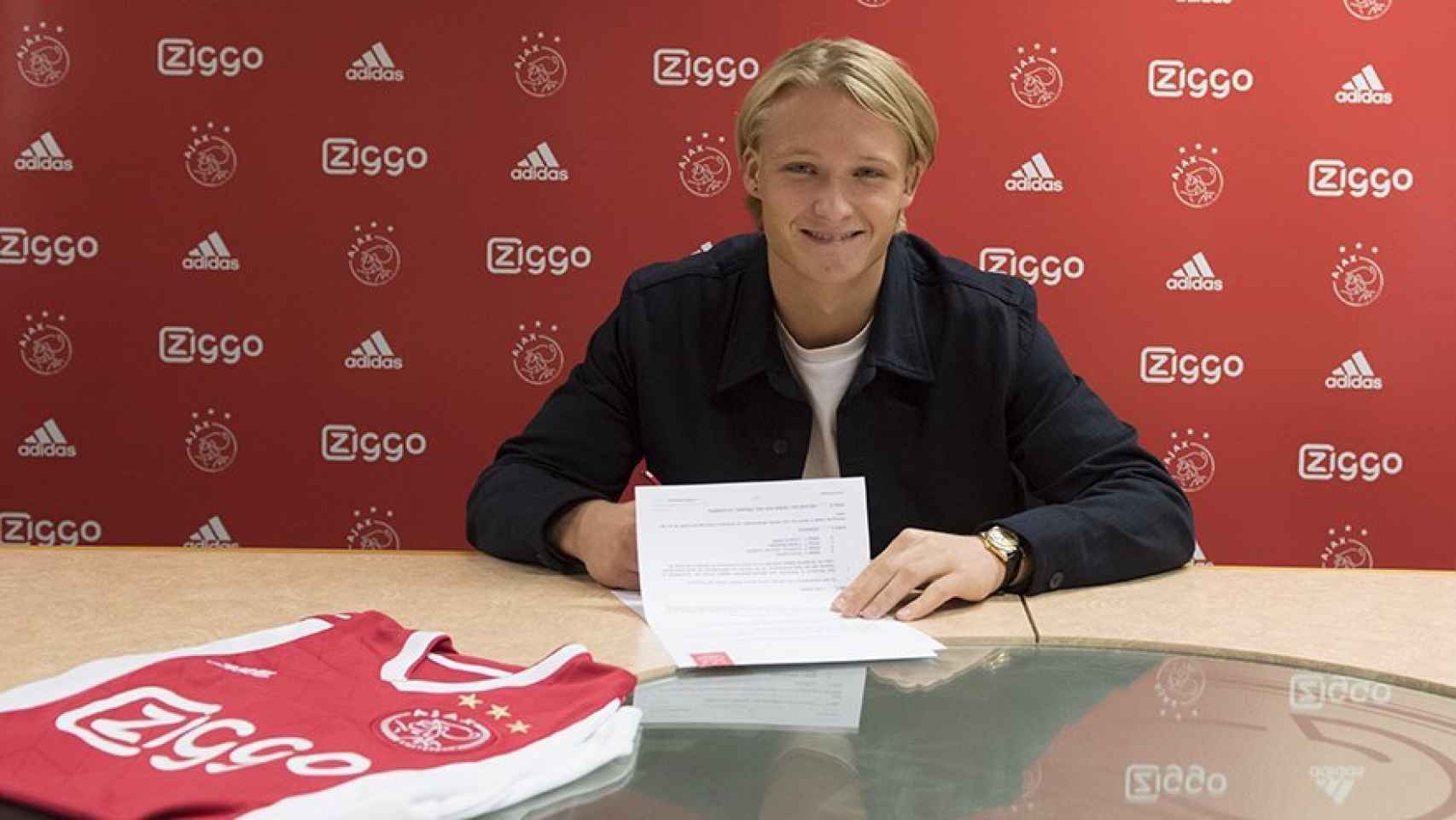 Dolberg firmando su nuevo contrato con el Ajax. Foto: Twitter (@AFCAjax)
