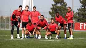 Los jugadores del Real Madrid hacen grupo en el entrenamiento
