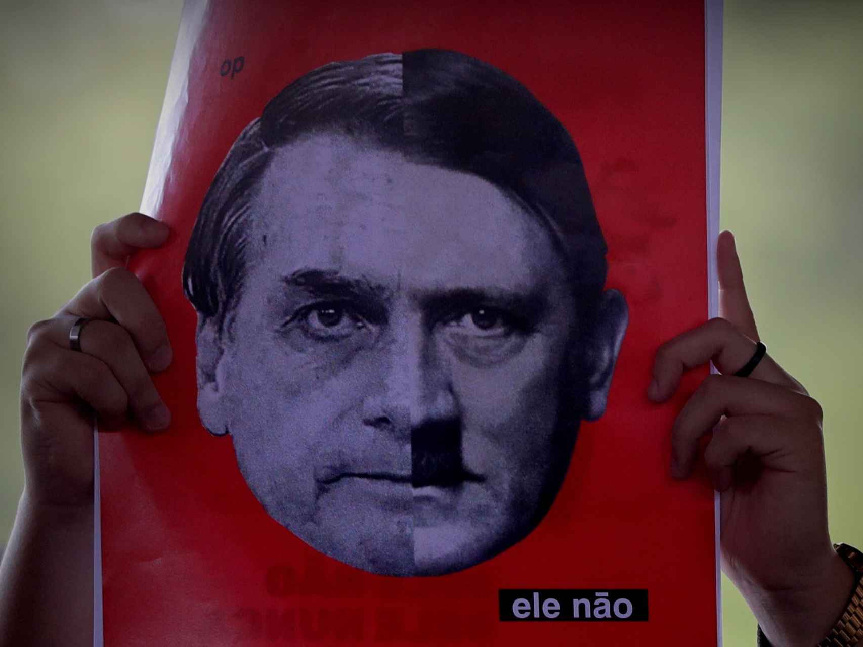 Una pancarta con la cara de Bolsonaro en una manifestación en contra del candidato.