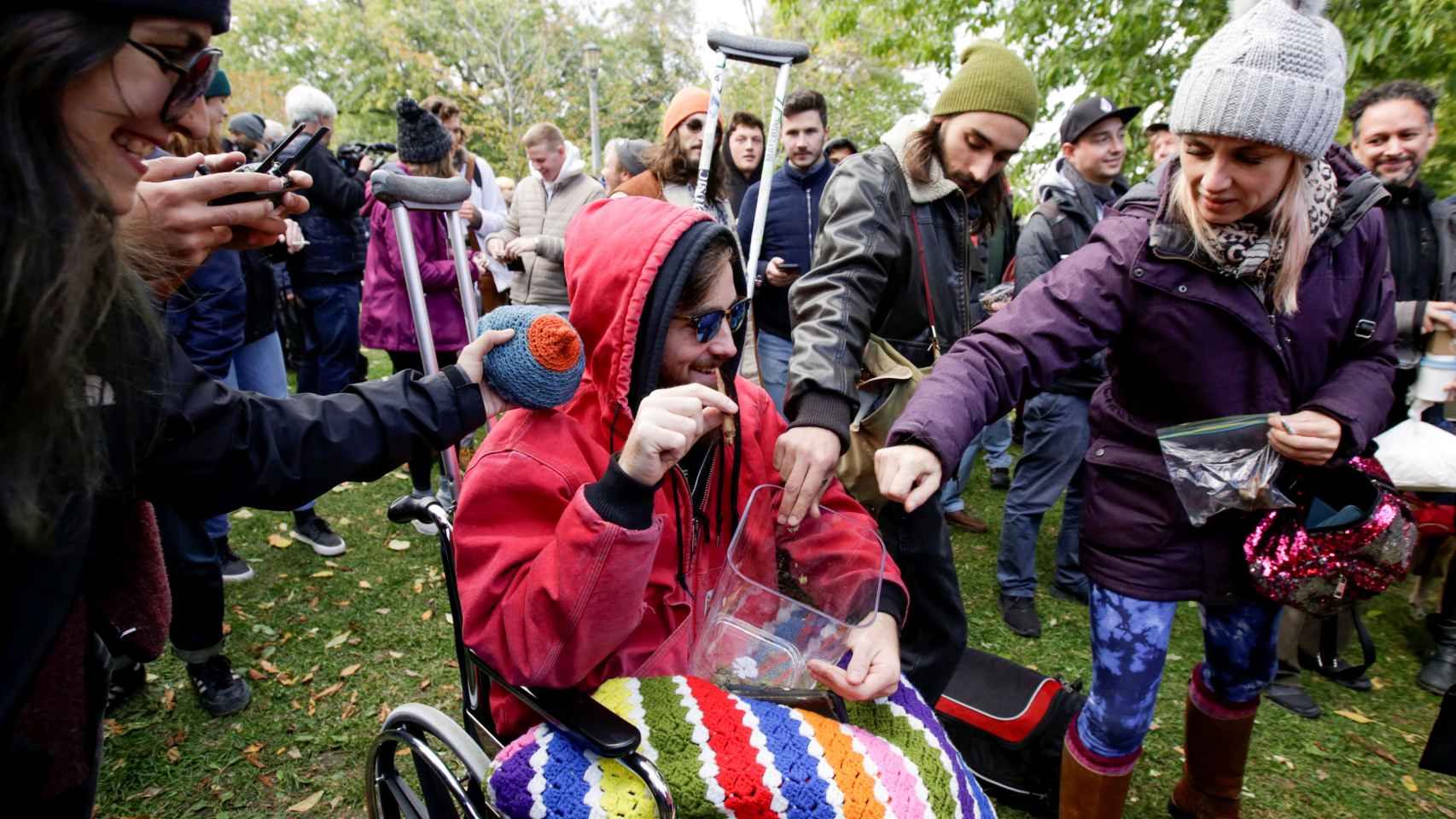 Gente con cannabis durante una comida para celebrar que Canadá legalizaba la marihuana recreativa