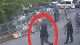 El periodista saudí entrando al consulado en una imagen de las cámaras de seguridad