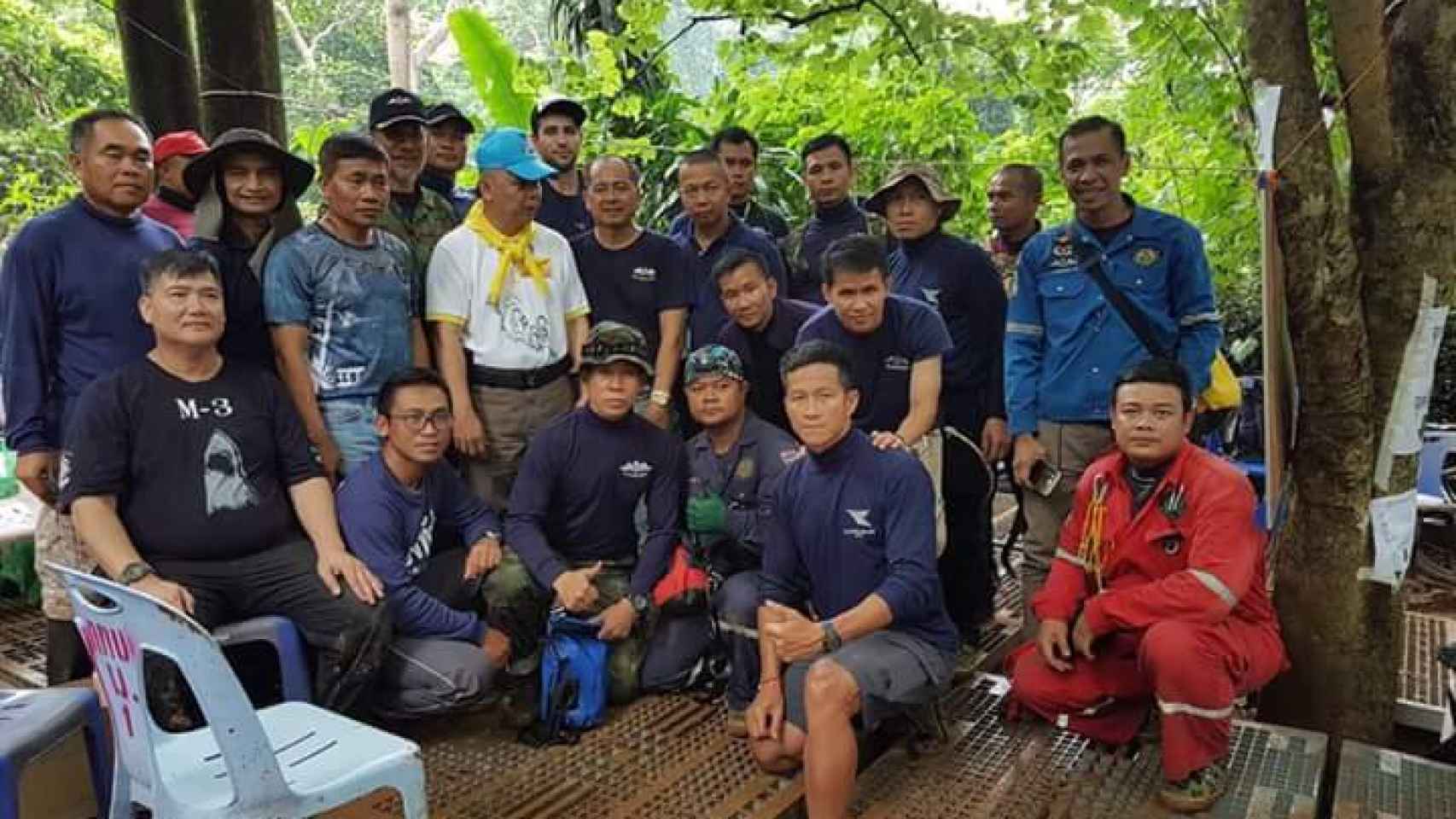 Fernando Raigal, con todo el equipo reclutado para salvar al equipo de fútbol de la cueva de Tailandia.