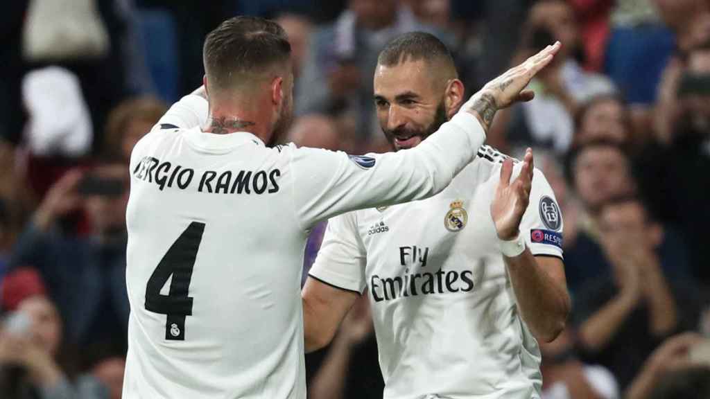 Benzema y Ramos celebran el primer gol del Real Madrid frente al Viktoria Pilsen.