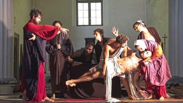 La compañía Ludovica Rambelli Teatro representando 'La resurrección de Lázaro'