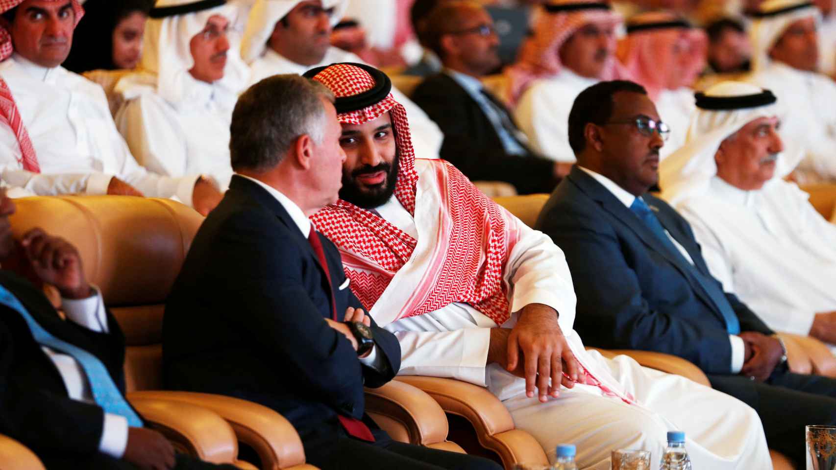Mohamed bin Salman conversa con el rey Abdalá de Jordania.