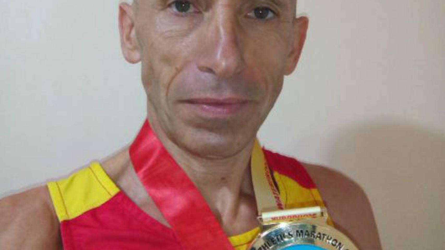 José Perona posando con su medalla