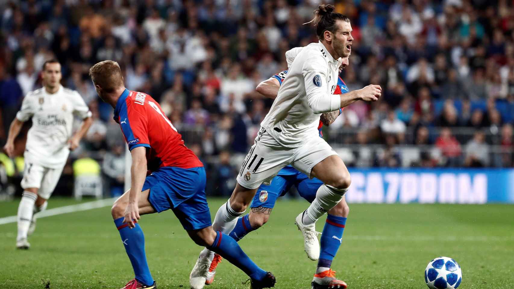 Gareth Bale supera a dos rivales del Viktoria Pilsen
