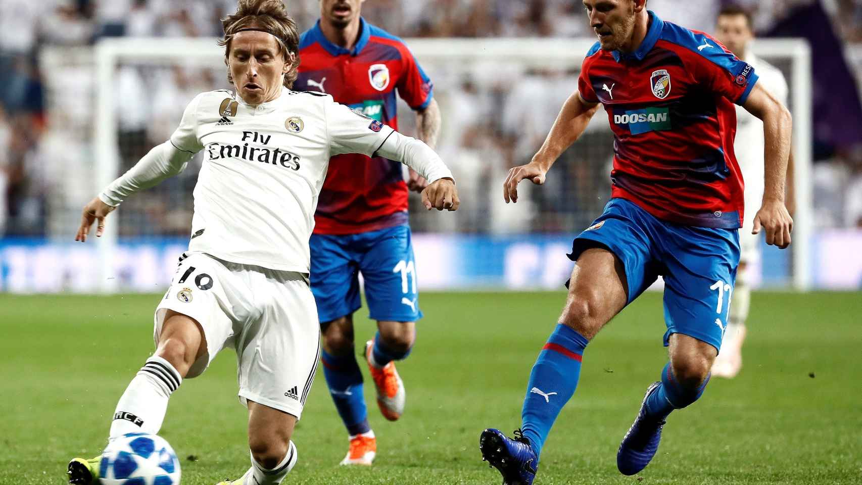 Luka Modric pelea un balón con el centrocampista del Viktoria Pilsen Patrik Hrosovsky
