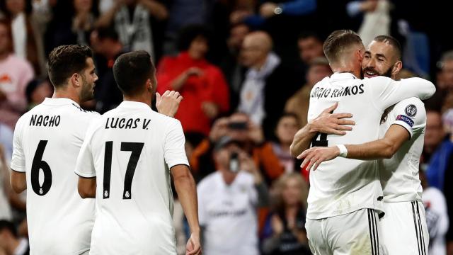 Benzema celebra su gol ante el Viktoria Pilsen con Sergio Ramos