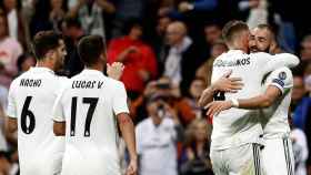 Benzema celebra su gol ante el Viktoria Pilsen con Sergio Ramos