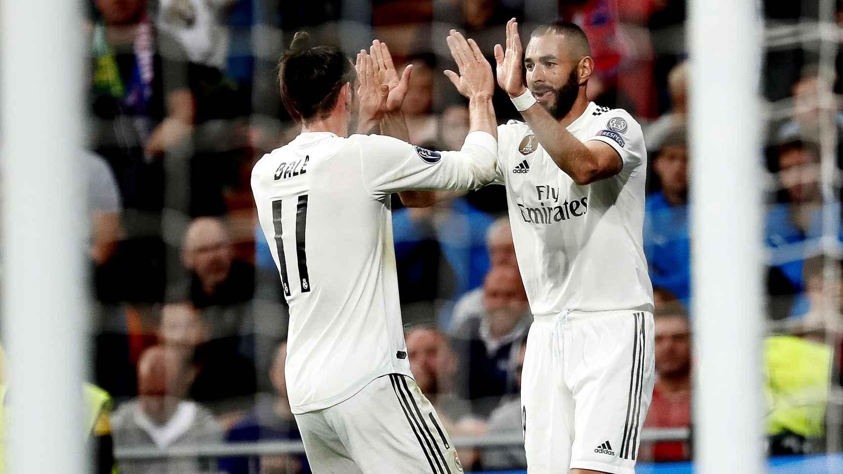 Gareth Bale y Karim Benzema celebran el gol del francés ante el Viktoria Pilsen en Champions League