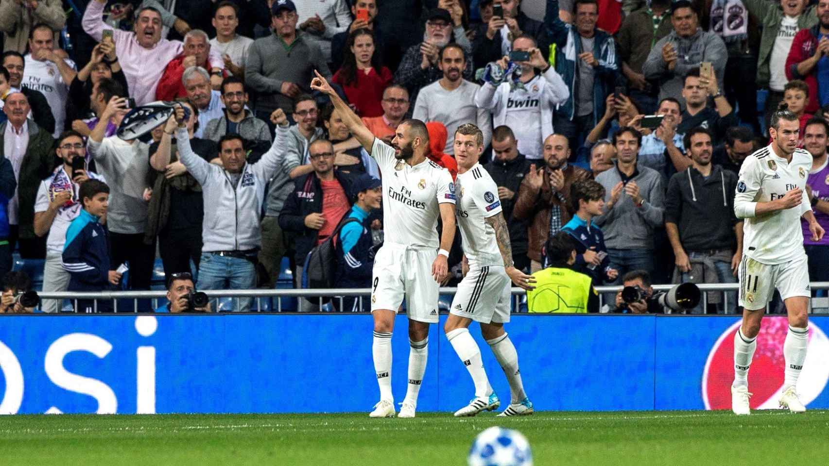 Karim Benzema celebra con su compañero Toni Kroos el primer gol de su equipo ante el Viktoria Pilsen