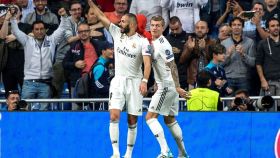 Karim Benzema celebra con su compañero Toni Kroos el primer gol de su equipo ante el Viktoria Pilsen