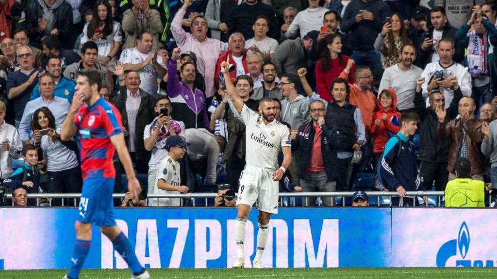 Karim Benzema celebra el primer gol de su equipo ante el Viktoria Pilsen