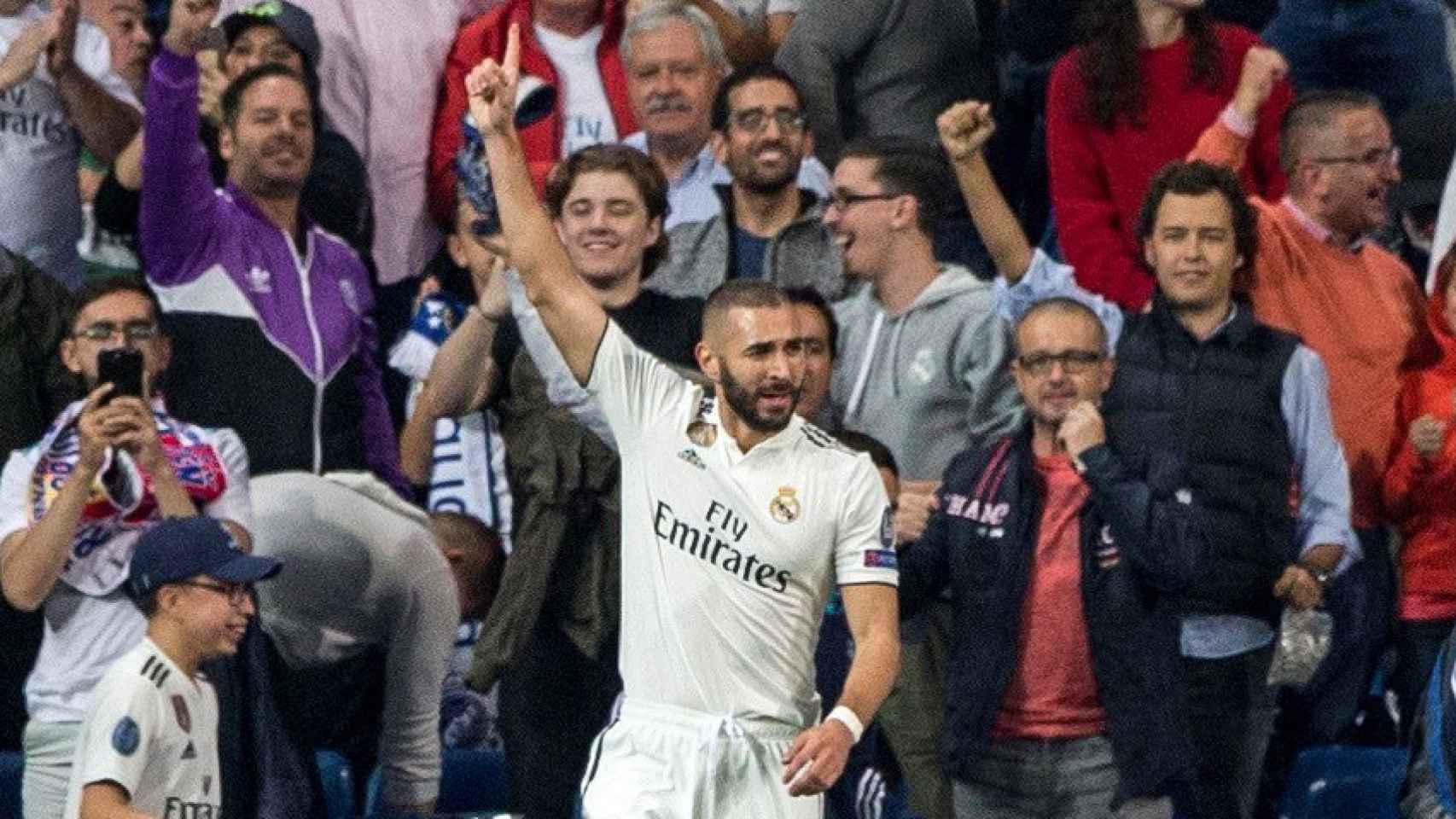 Karim Benzema celebra su gol con la grada
