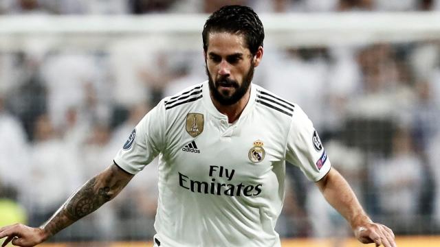 Isco Alarcón pelea un balón con el centrocampista del Viktoria Pilsen Ales Cermak