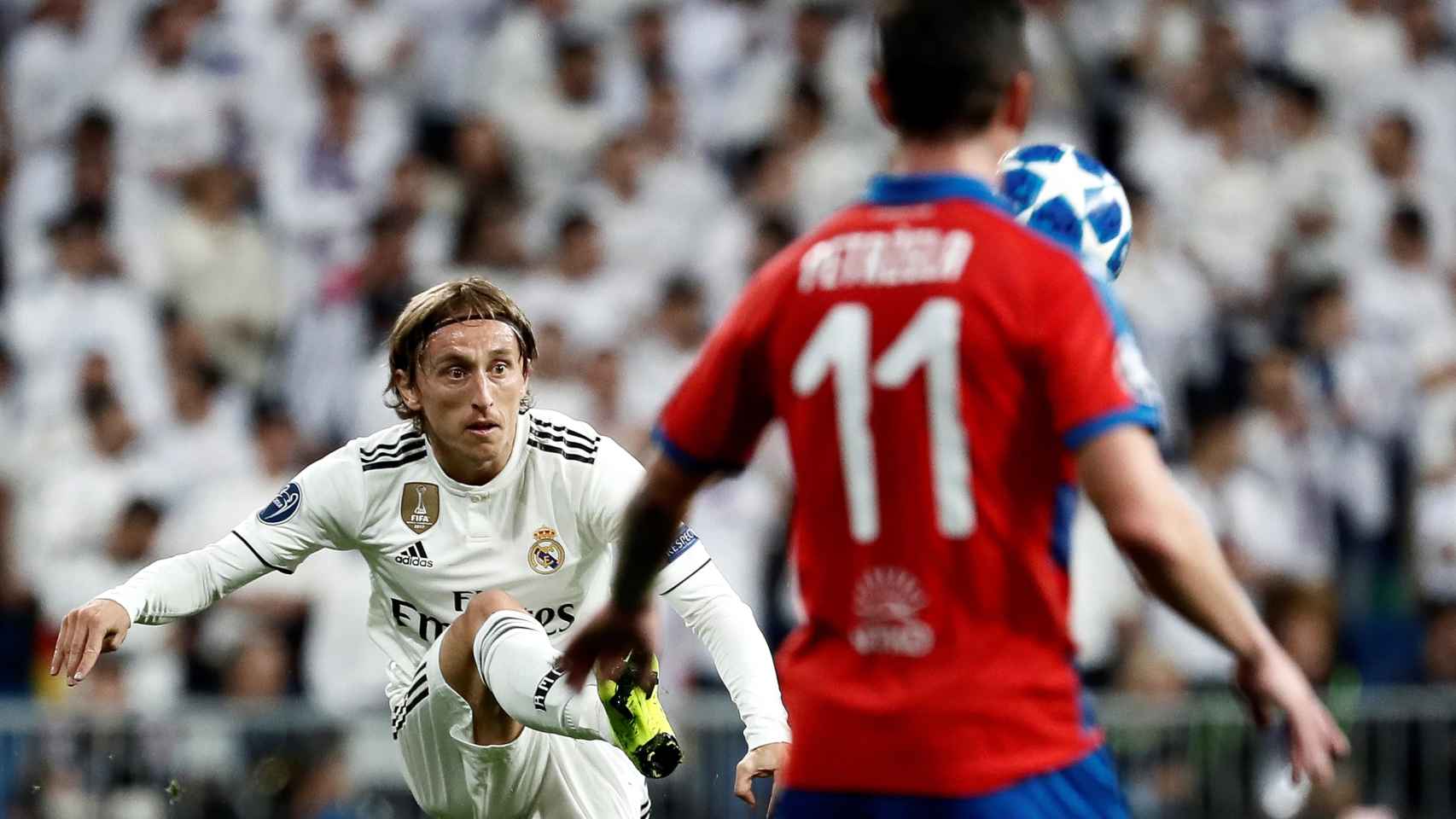 Luka Modric golpea el balón ante el centrocampista del Viktoria Pilse Milan Petrzela
