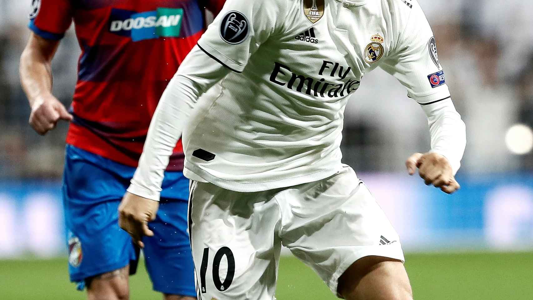 Luka Modric pelea un balón con el centrocampista del Viktoria Pilsen Milan Petrzela