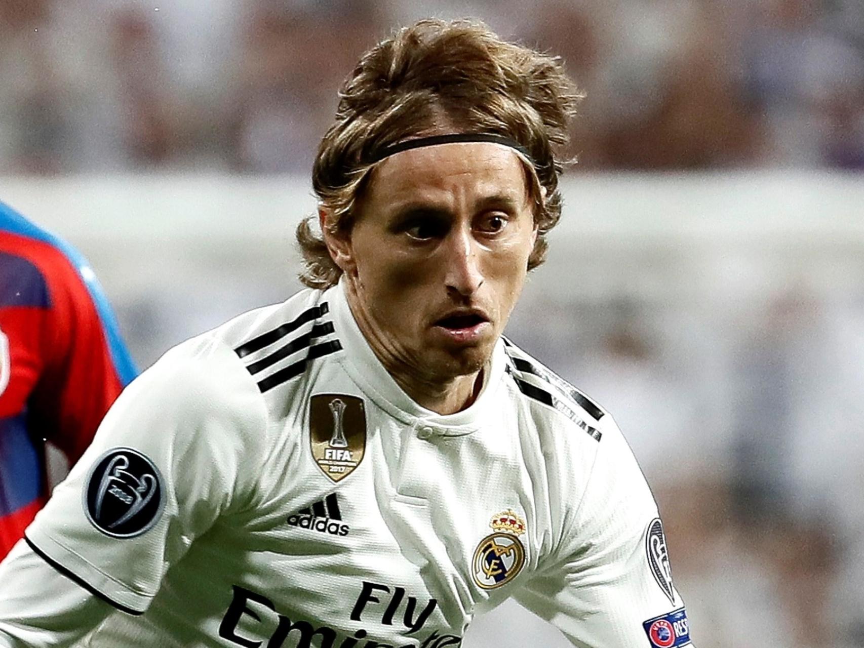 Luka Modric pelea un balón con el centrocampista del Viktoria Pilsen Milan Petrzela