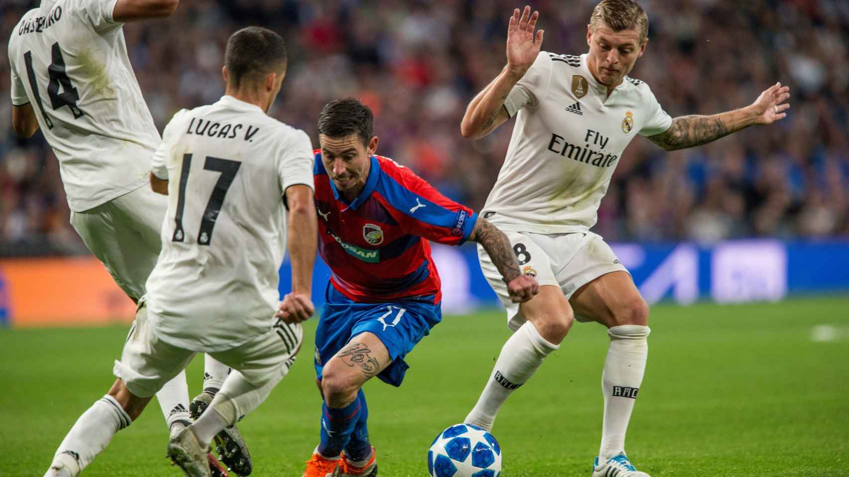 Casemiro, Lucas Vázquez y Toni Kroos rodean al centrocampista del Viktoria Pilsen Milan Petrzela
