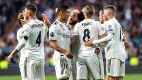 Los jugadores del Real Madrid felicitan a Marcelo tras marcar el segundo gol ante el Viktoria Pilsen