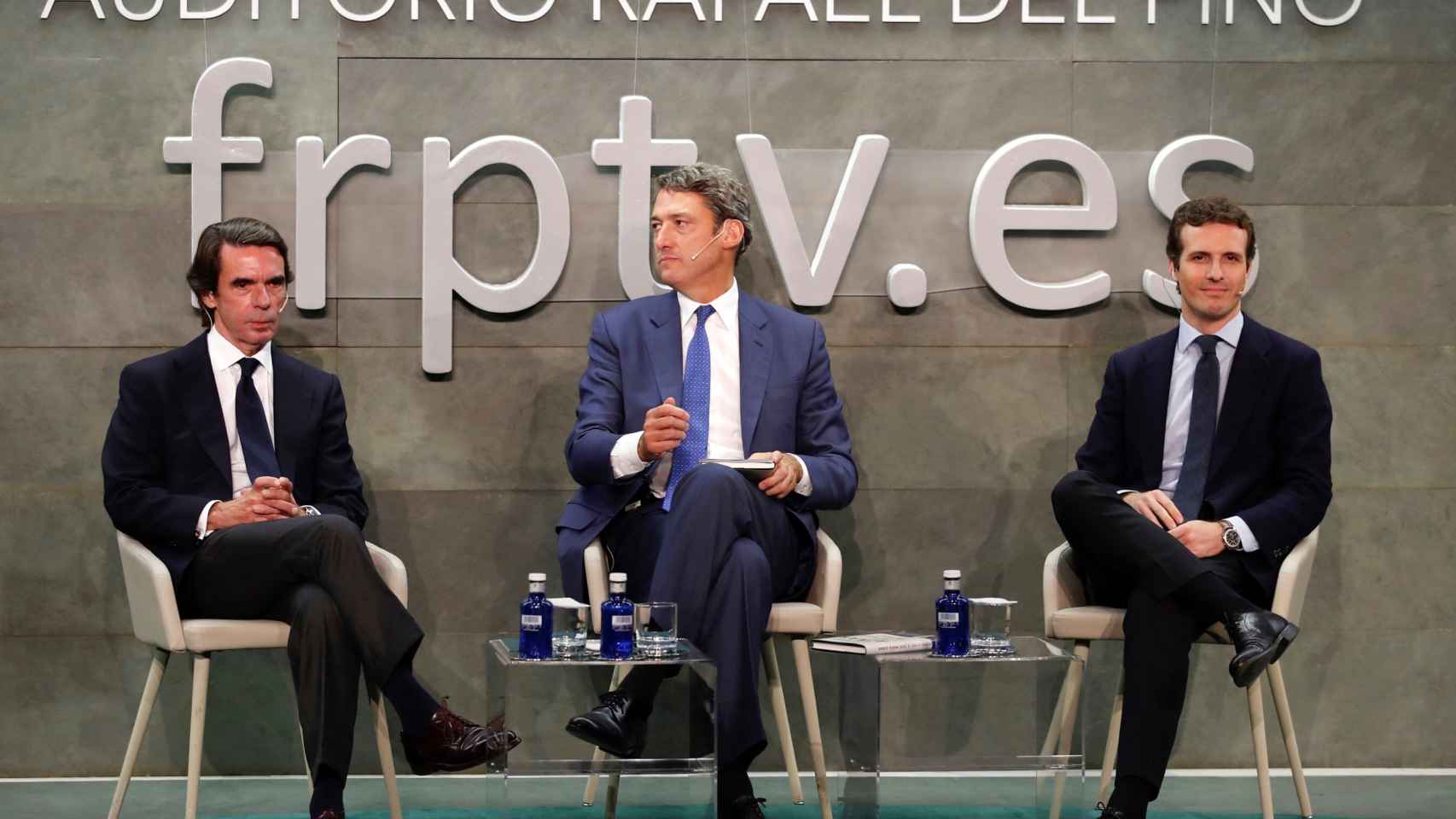 El expresidente del Gobierno José María Aznar (i), junto al director de la fundación Rafael del Pino, Vicente J. Montes Gan (c) y el presidente del PP, Pablo Casado (d).
