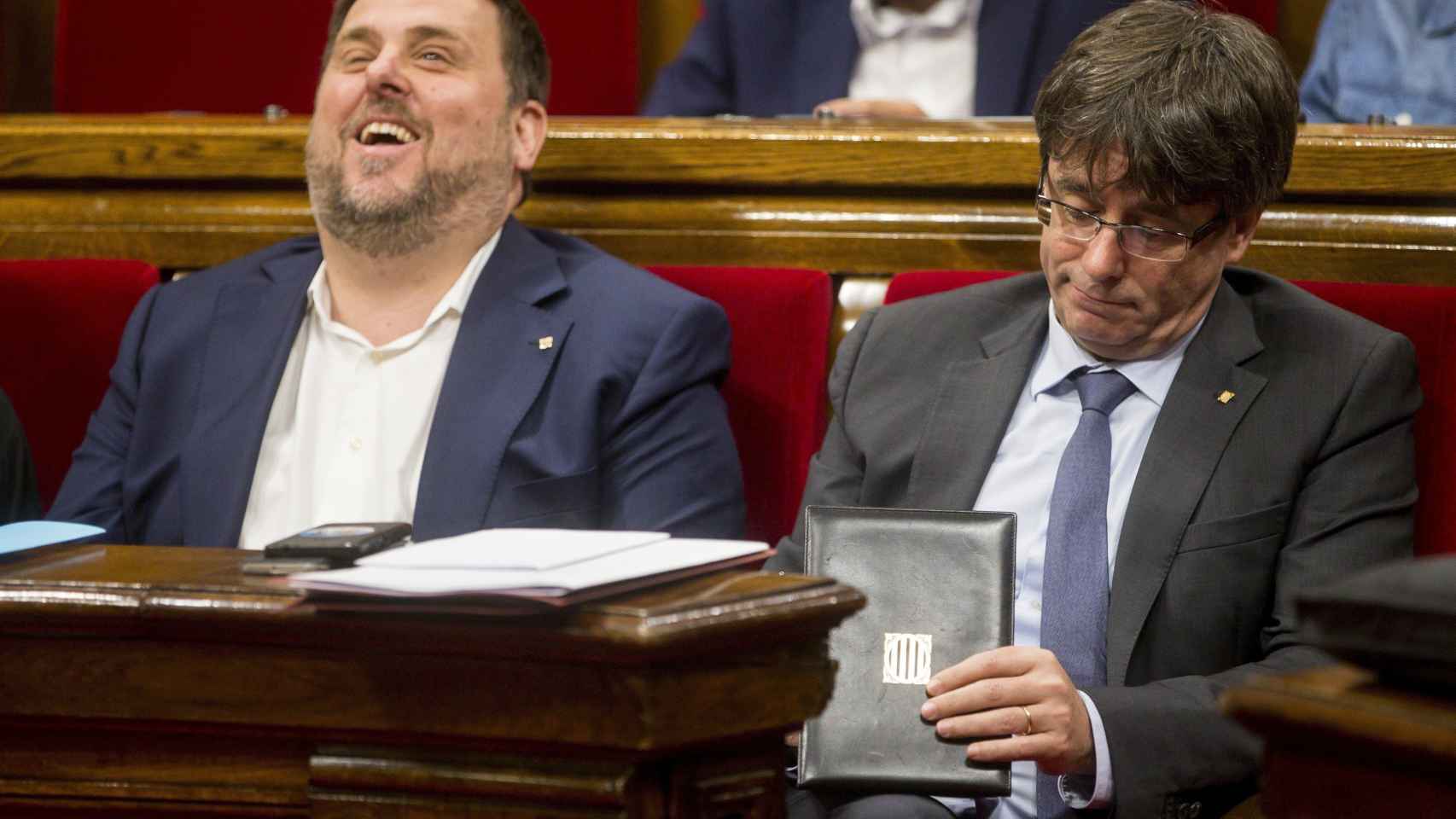 Oriol Junqueras y Carles Puigdemont, en el Parlamento autonómico catalán.