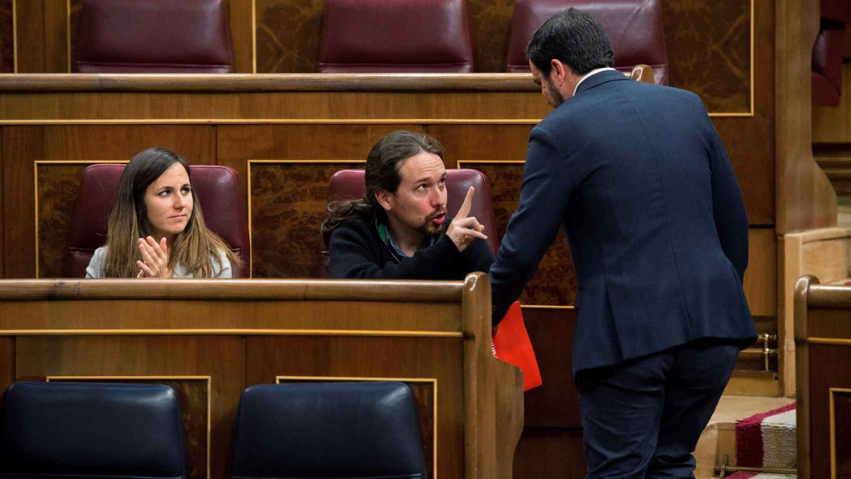 Pablo Iglesias e Ione Belarra conversan con Alberto Garzón en el Congreso.