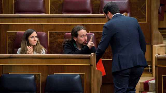 Pablo Iglesias e Ione Belarra conversan con Alberto Garzón en el Congreso.