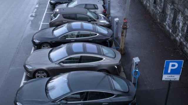 Varios vehículos de Tesla aparcados en una calle de Oslo