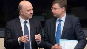 Los comisarios Valdis Dombrovskis y Pierre Moscovici, este martes en Estrasburgo