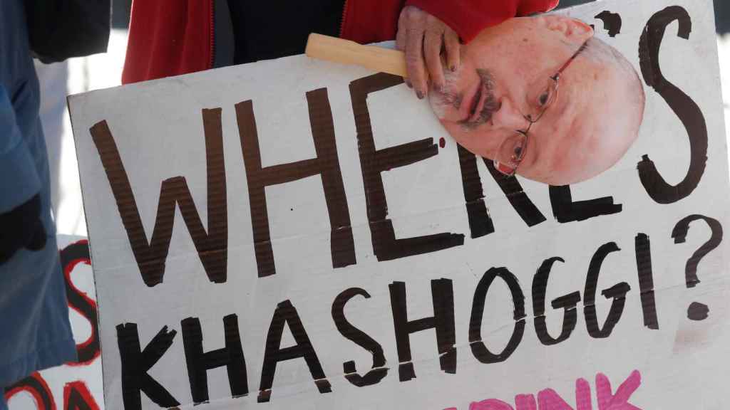 Un cartel de protesta por el asesinato de Khashoggi.