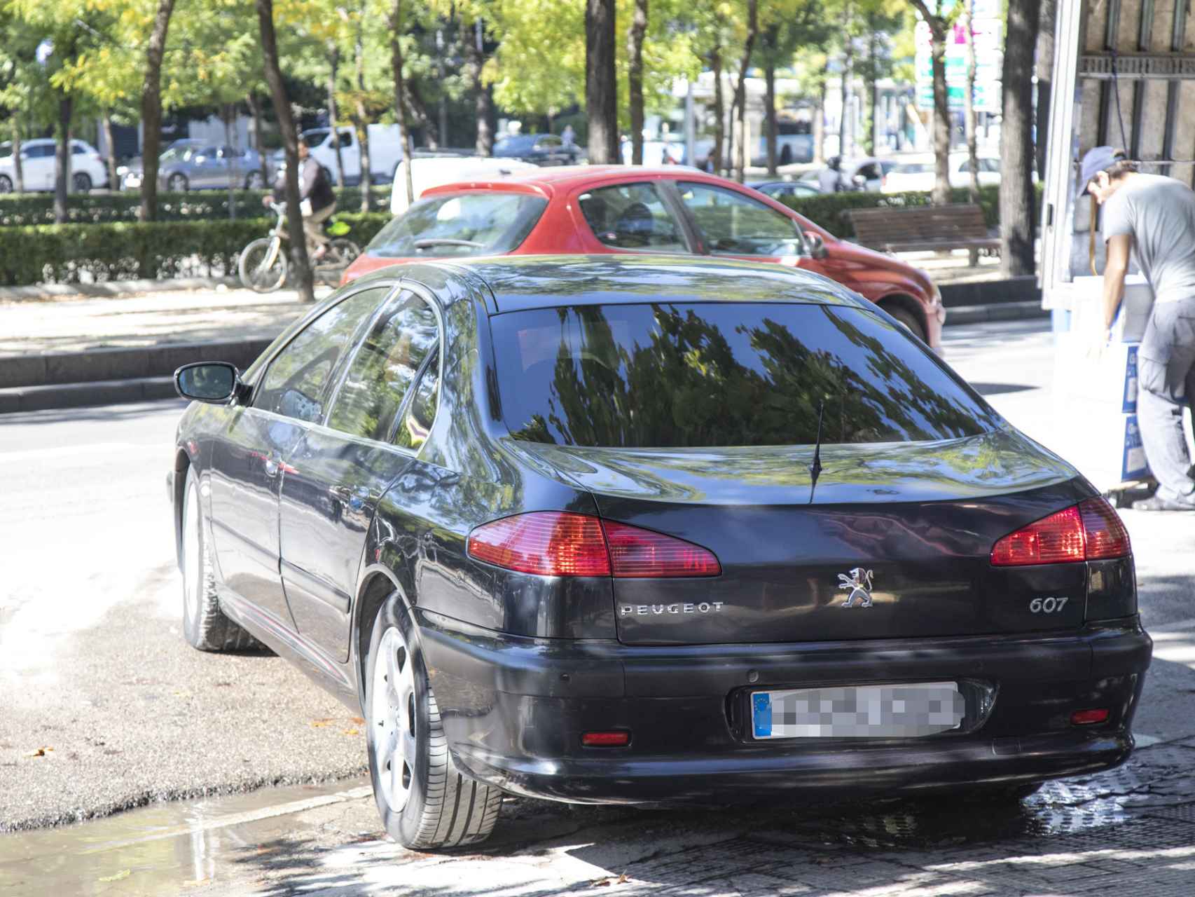 Mariano Rajoy, este miércoles, saliendo del aparcamiento sobre su Peugeot 607 en Madrid