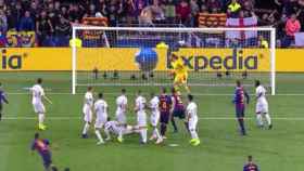 Luis Suárez, 'a lo Messi' y Brozovic evita el gol. Foto: Twitter (@chirichampions)