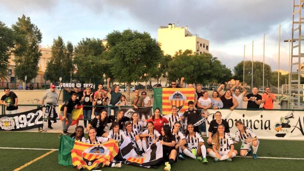 Aficionados del Castellón con el equipo femenino. Foto: Twitter (@FEDPECAS)