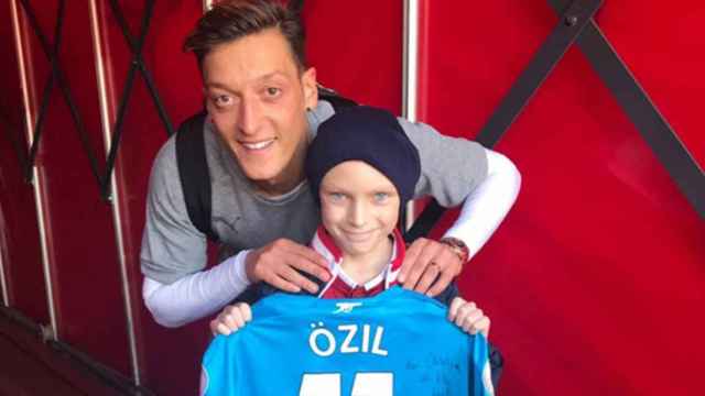 Mesut Özil junto a su mayor admirador, Charlie