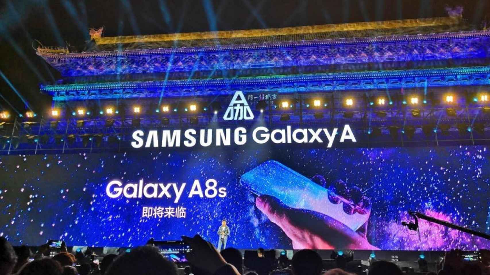 Samsung enseña su primer móvil sin marcos, sin notch y ¿con un agujero?