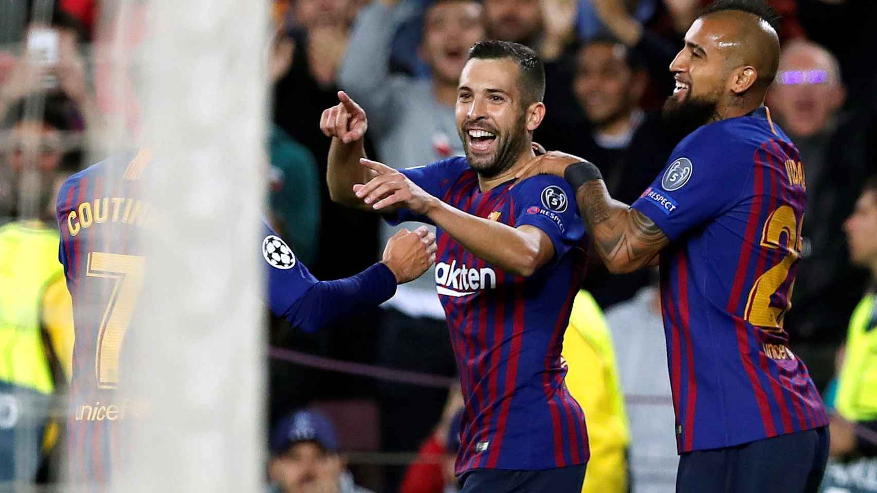 Coutinho, Jordi Alba y Arturo Sánchez celebran un gol del FC Barcelona