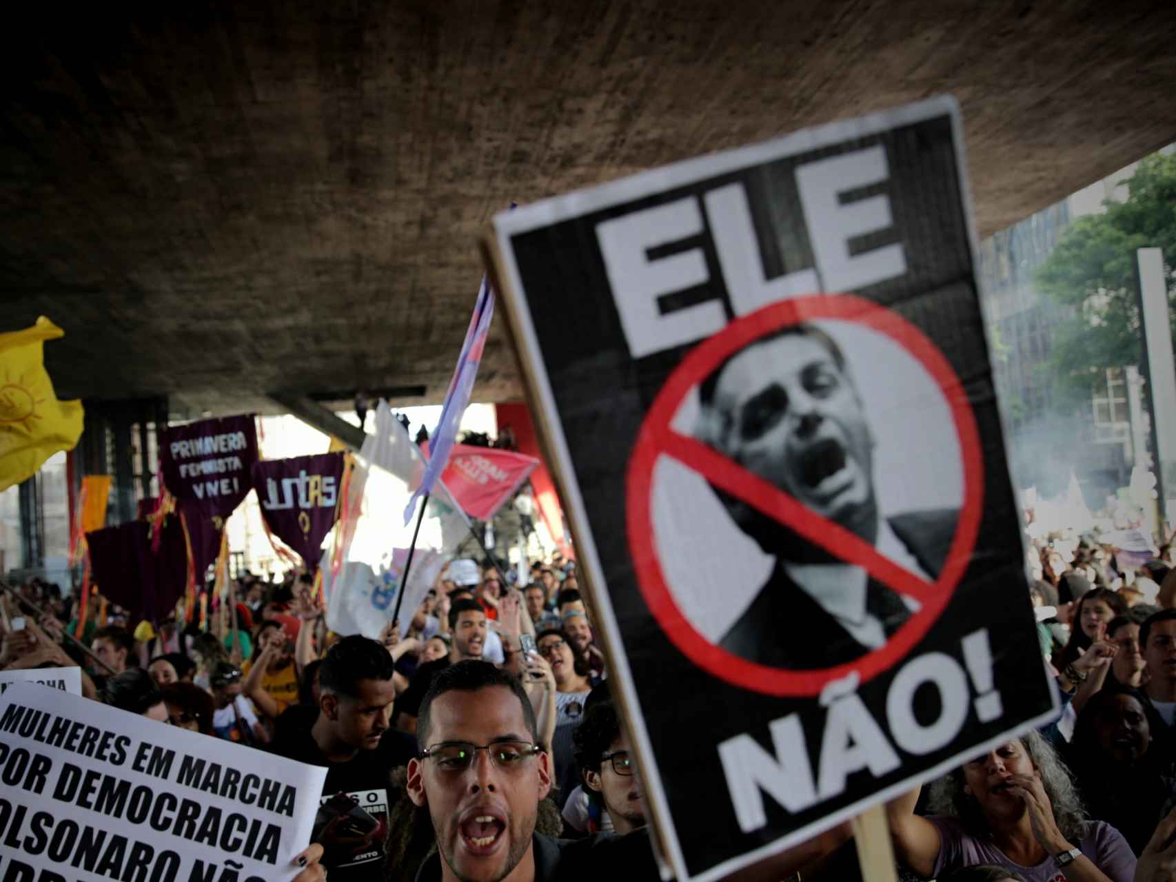 Brasileños en una manifestación contra Bolsonaro en São Paulo.