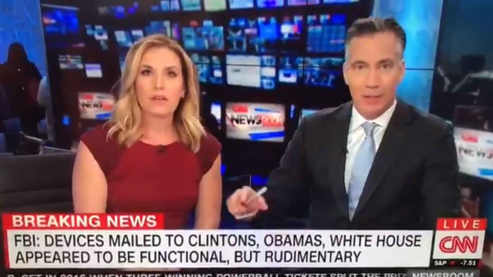 Momento en el que CNN interrumpe su directo por amenaza de bomba.