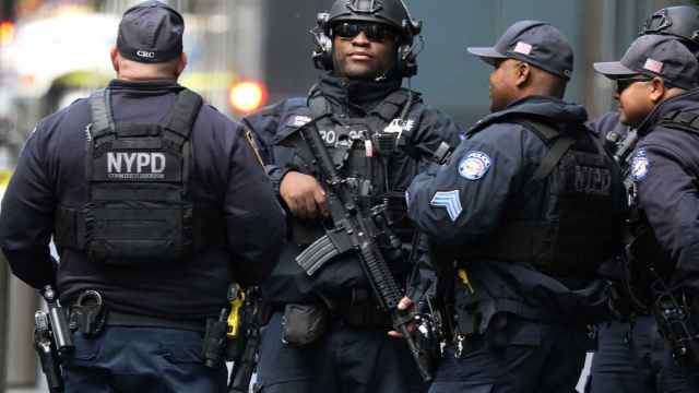 Policías de Nueva York a las puertas del Time Warner Center tras la amenaza de bomba.
